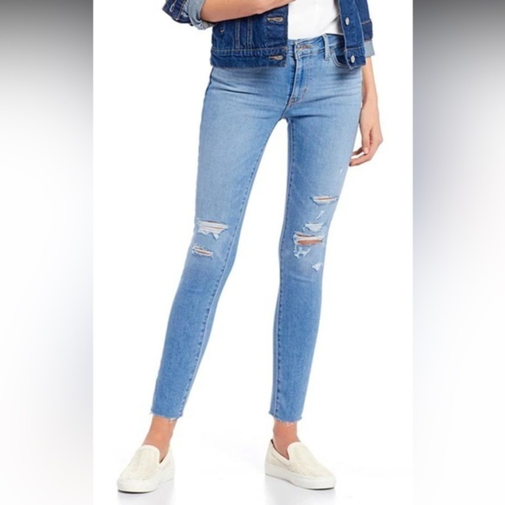Levi’s size 32 light blue 711 Skinny Ankle distressed mid-rise frayed hem jeans